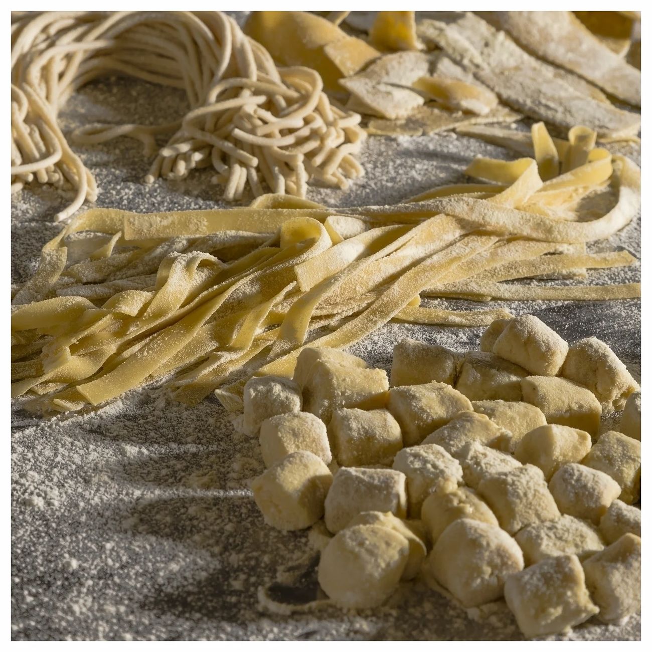 Tagliatelle, pici e gnocchi appena fatti, infarinati sul banco di lavoro